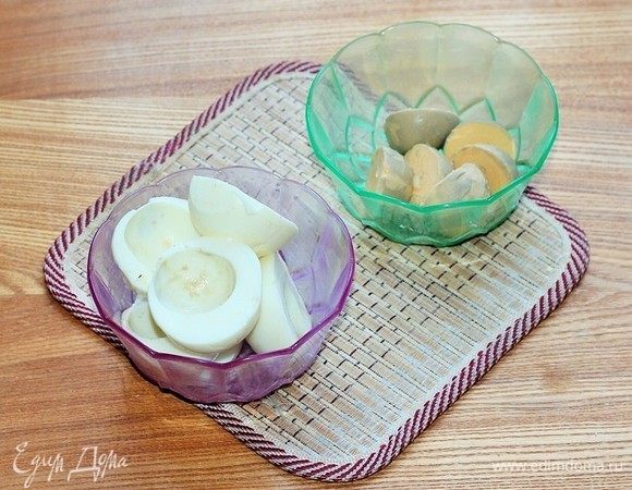 Куриные яйца очистить и отделить белок от желтка.
