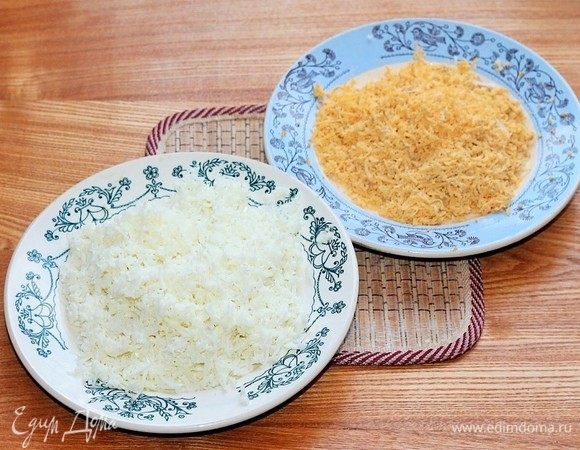 Затем натереть яичный белок и желток на мелкой терке. 
