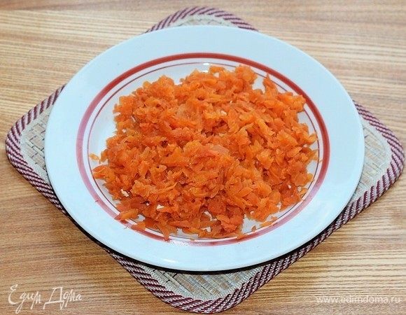 Вареную морковь очистить и натереть на крупной терке.
