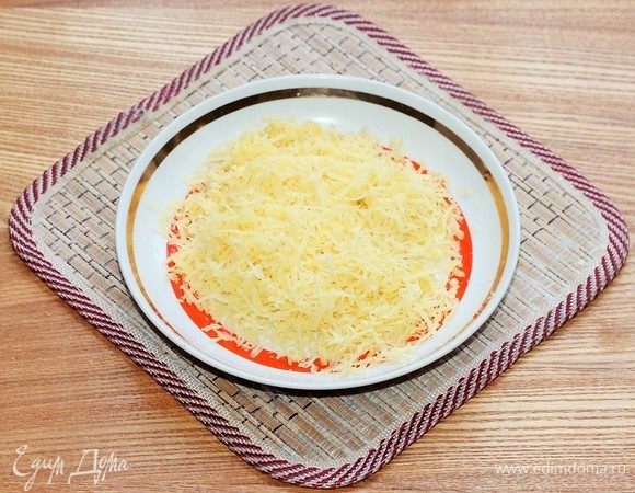 Сыр натереть на средней терке.
