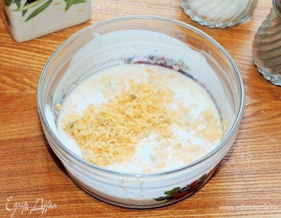 Приготовим соус. Йогурт смешать с 2 ст. л. яичного желтка и столовой горчицей. По вкусу добавить соль и перемешать.
