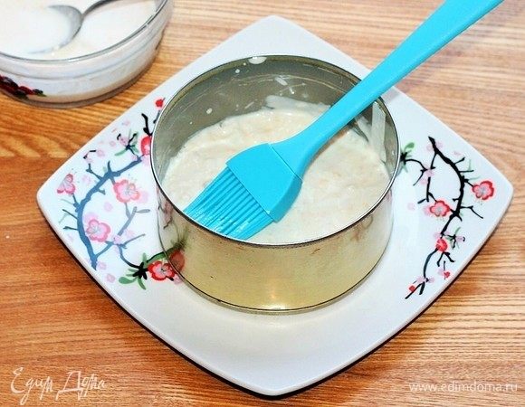 Формируем слои: тертые белки + соус.
