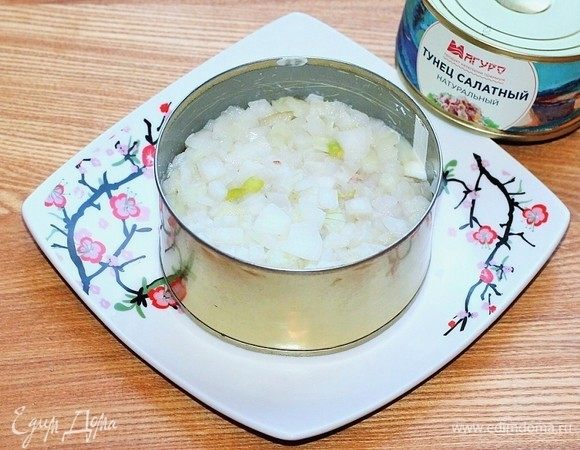 Тунец + маринованный лук + соус.
