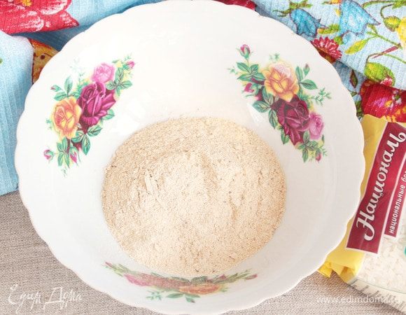 Остывший обжаренный рис смолоть в кофемолке до состояния муки.