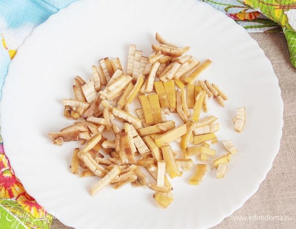 Очистить шкурку и разделить его по граням на широкие полоски. Полученные полоски нарезать по ширине.