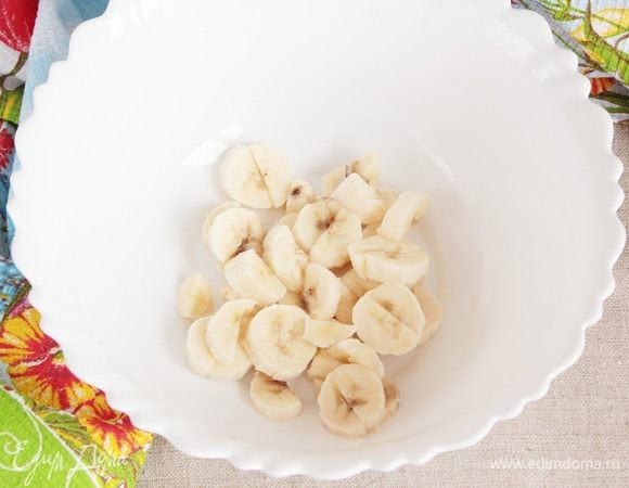Мякоть банана в отдельную емкость порезать половинками.