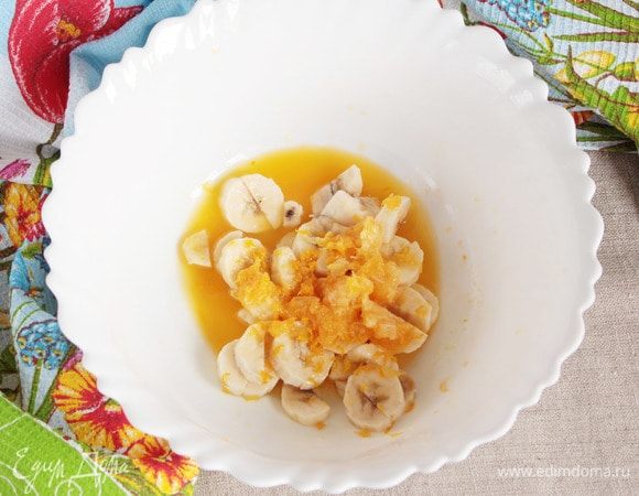 Цедру апельсина натереть на мелкой терке, но только ее самую яркую часть. Очистить апельсин от кожуры и, удалив с долек перегородки, вместе с выделившимся соком добавить к мякоти банана.