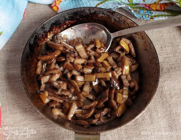 Подготовленную шкурку банана обжарить до мягкости на скороде в небольшом количестве оливкового масла (1 ст. л.).