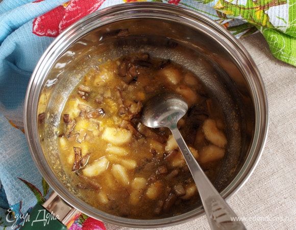 Добавить жареные банановые шкурки. Перемешать. Снова довести до кипения и убрать с плиты.