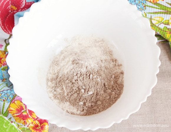 Для теста просеять оба вида муки: льняную (80 г) и пшеничную (80 г). Смешать вместе. В воде (50 мл) развести масло оливковое (2 ст. л.) и уксус винный или яблочный 6% (2 ст. л.). Полученный раствор влить в муку и начать замешивать тесто.