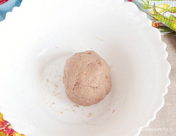 Добавить еще необходимое количество воды (50 мл, больше или меньше). Замесить тесто не крутое, мягкое и эластичное, но допускается незначительное прилипание к рукам. Накрыть пленкой или завернуть в пакетик, дать «отдохнуть» 20-30 минут при комнатной температуре.