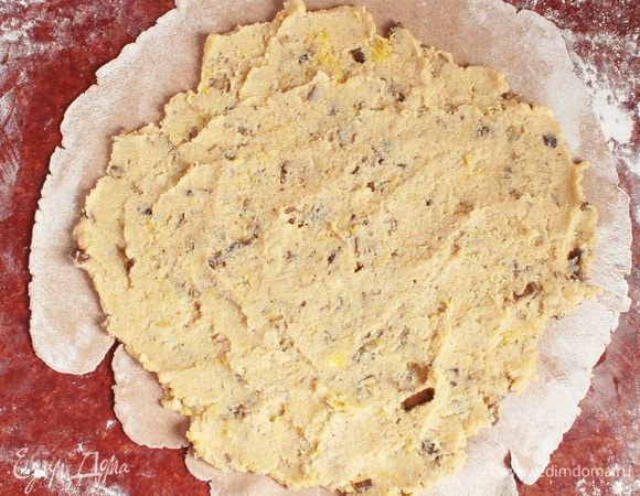 Сверху на тесто выложить остывшую начинку, не доходя до краев.