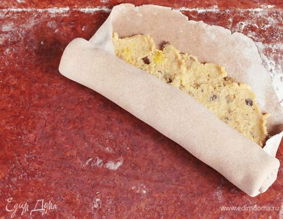 Завернуть края с боков и скрутить в рулет.