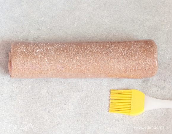 Смазать рулет маслом оливковым, присыпать сахарным песком (щепотки 2). Выпекать до готовности в предварительно разогретой духовке до 180-190°С, минут 25-40. Ориентируйтесь, пожалуйста, по своей духовке.