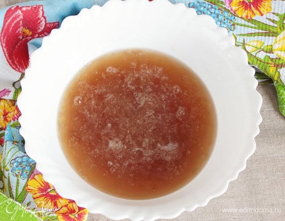 Для приготовления постного (веганского) мороженого сварить кисель из семян льна. Семена льна (4 ст. л.) залить холодной водой (800 мл), довести до кипения и варить при легком побулькивании с открытой крышкой 1 час. Кисель остудить и отжать от семян через ткань или двойной слой марли. Оставшееся семя подсушить и можно использовать в дальнейшей выпечке.