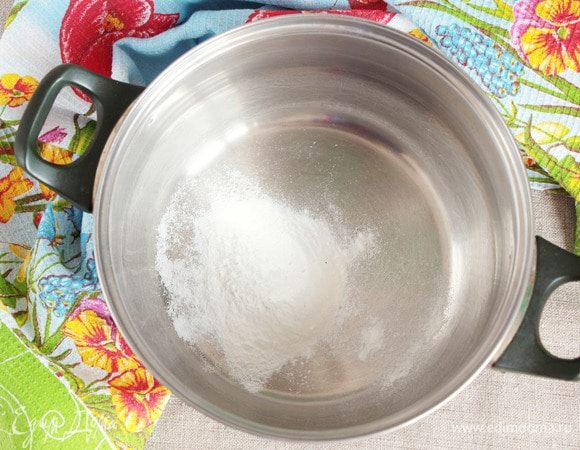 Заранее отмерить сухой заменитель сливок (4 ст. л.), лимонную кислоту (1/3 ч. л.) и ванилин (1/4 ч. л.). Я кладу в емкость для взбивания, а сироп буду варить в микроволновой печи. Можно же сделать наоборот: сварить сироп в кастрюльке на плите, а затем всыпать сухую смесь.