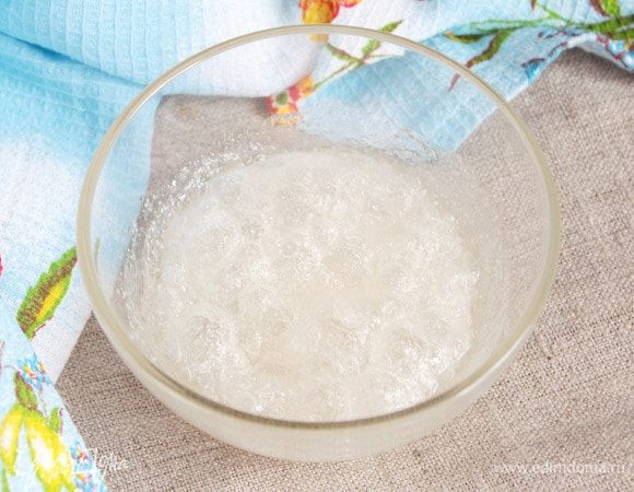 Из сахарного песка (4 ст. л.) и воды (2 ст. л.) сварить сироп. Сахар должен раствориться и сироп стать прозрачным. Добавить в сироп сухую смесь и начать взбивать.