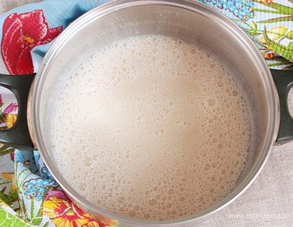 Влить льняной кисель, продолжая взбивать. Добавить оливковое масло желательно без запаха (4 ст. л.), уксус яблочный или винный (1 ч. л.). Взбивать 5 минут и затем поставить в морозильную камеру на 30 минут. Затем снова взбивать 5 минут и снова в морозильную камеру на 30 минут. Далее взбивать по 2 минуты через каждый час раза 3. Морозить до желаемой степени заморозки.