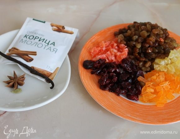 Готовить тесто для куличей лучше за сутки, но если у вас нет такого времени, готовьте непосредственно в день выпечки. Но, не забудьте заранее все ингредиенты выложить на кухонном столе, чтобы они согрелись до комнатной температуры. Можно заранее нарезать цукаты, шоколад, а изюм залить коньяком. Муку просеять дважды, добавив сразу разрыхлитель (без горки) и соль.