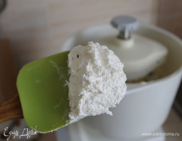 Готовим тесто. В чаше миксера взбиваем масло в течении 2-3 минут, добавляем к маслу сахар и продолжаем взбивать масло с сахаром до состояния крема. Далее добавляем по одному яйцу продолжая взбивать, следующее вводим после того, как предыдущее полностью вмешалось.