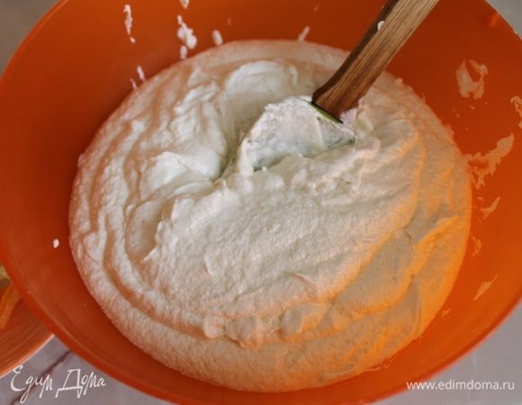 У вас должна получится вот такая воздушная масса, похожая на крем.