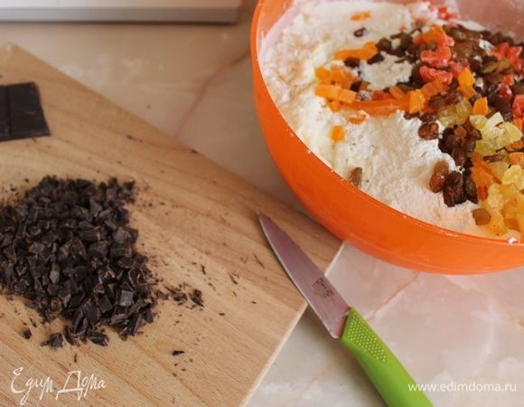 Далее работаем только лопаткой. Добавляем в масляную смесь нарезанные цукаты и нарубленный кусочками шоколад. Аккуратно вмешиваем цукаты и.....