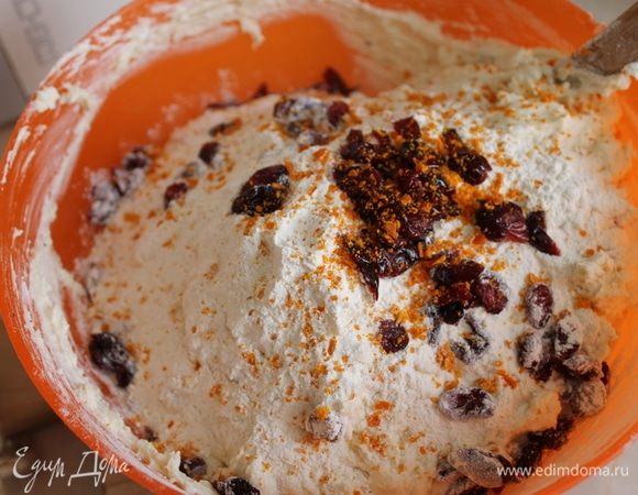 Одновременно частями вводим муку перемешанную с разрыхлителем. Не забудьте добавить цедру апельсина. Перемешиваем аккуратно снизу-вверх, но уверенно, долго не вмешивать муку, чтобы тесто не затянулось. Вместе с мукой добавляйте немного теплого молока.