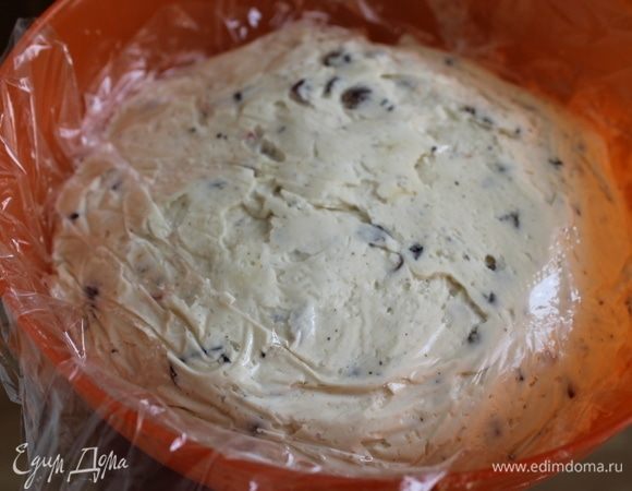 Накройте тесто пищевой пленкой в контакт и отправьте в холодильник минимум на 12 часов. Но, если у вас нет времени ждать, все равно найдите хотя бы час. Мука возьмет больше влаги и куличи получатся влажными и нежными.