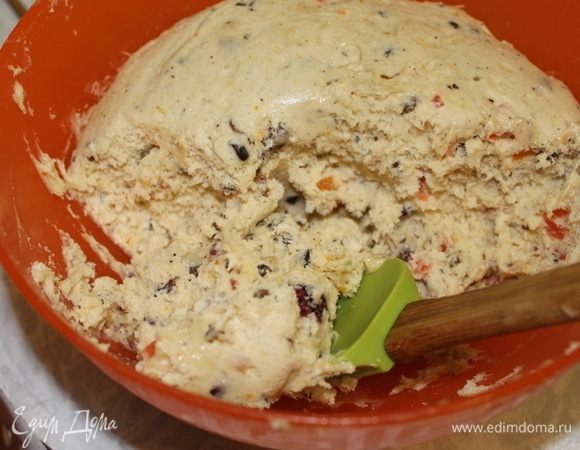 Тесто постояв в холоде, станет более воздушным и пористым.