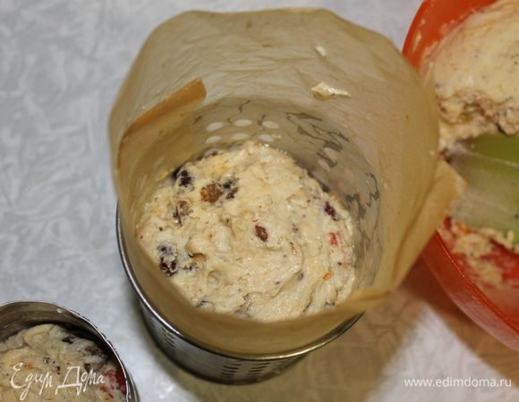 Формы для выпечки смажьте тонким слоем масла и припудрите мукой или проложите бумагу для выпечки. Наполните формы тестом на 2/3 высоты и отправьте выпекаться в предварительно нагретую духовку до 160°С.