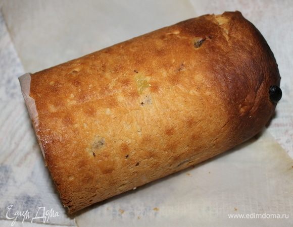 Выпекайте куличи в течении 50 минут до сухой шпажки. Пока пекутся куличи приготовьте белковую глазурь и подготовьте украшения из марципана. Для глазури нужно взять охлажденный белок, немного взбить и добавить сахарную пудру и лимонный сок. Взбить до блестящей густой массы.