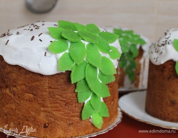 Нанесите на куличи глазурь и украсьте по своему желанию.