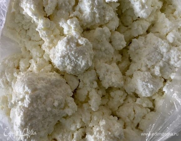 Девочки, для творожной пасхи надо брать только самые качественные и проверенные составляющие, чтобы результат вас покорил. Творог и сметана должны быть самыми жирными. Поэтому в день приготовления пасхи с утра я не поленилась и сбегала на рынок, купила настоящий деревенский творог и жирненькую сметанку!