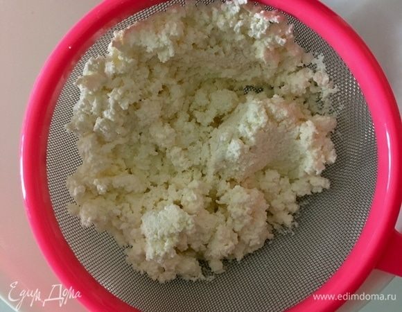 Теперь все ингредиенты под рукой, приступим. Сперва через мелкое сито протереть творог ДВАЖДЫ! 