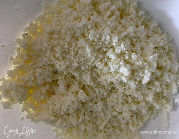 Вот такой пушистый, рыхленький и воздушный творожок должен получиться! Вы знаете, он у меня уже сам по себе был сладкий, поэтому количество сахарной пудры брала на свой вкус.