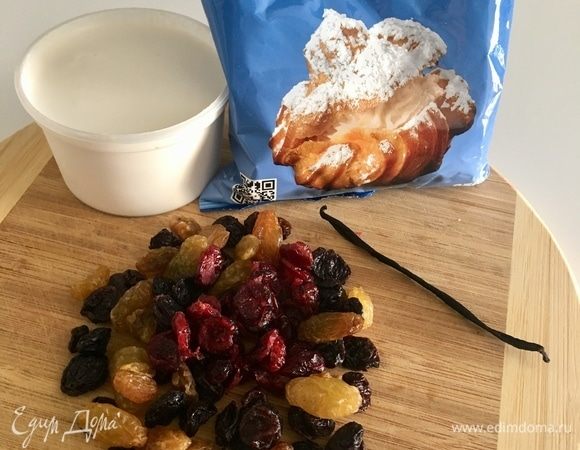 Деревенская, густая сметанка, сахарная пудра, стрючок ванили (помните, я говорила — все только самое лучшее?! Не ванильный сахар, не экстракт ванили, а именно стрючок я всегда использую при приготовлении творожной пасхи). Из сухофруктов взяла изюм и вяленую клюкву.