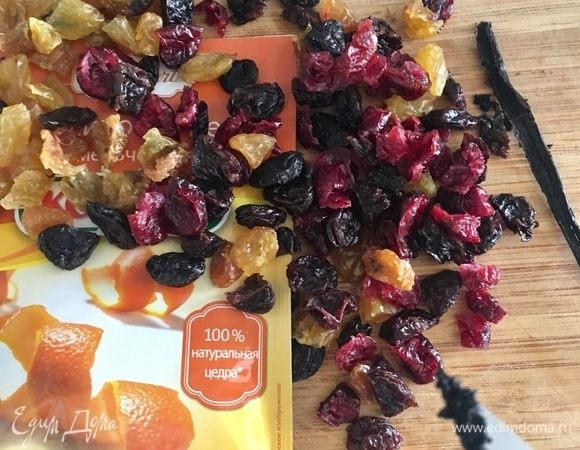 Изюм я заранее замачивала в крепком алкоголе, затем тщательно просушила и немного порезала ножичком, чтобы все ягодки были одинакового размера. Готовая апельсиновая цедра. Стручок ванили вскрыть ножиком и лезвием собрать семена.