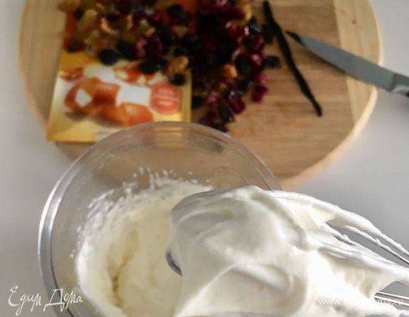 Сливки самой высокой жирности (33-35%) взбить венчиком в пышные облака.