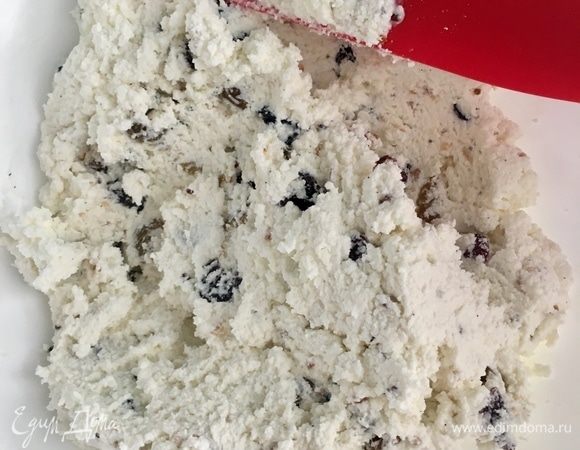 Во второй заход ввести сметану и снова тщательно перемешать лопаточкой.