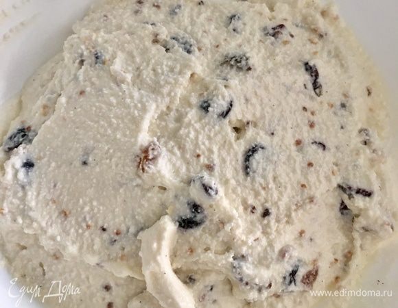 И в последнюю очередь вводятся взбитые сливки. Вводятся в несколько этапов с помощью венчика. И тщательно все ингредиенты соединяются! Это уже так вкусно, словно какой-то волшебный десерт!!!