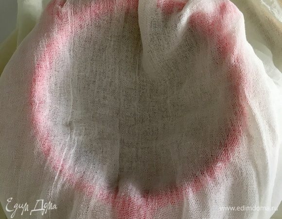 При моей любви к этому светлому празднику Пасхи, но к моему великому сожалению, у меня нет настоящей пасочницы! Но! Безвыходных ситуаций не бывает, тем более когда так хочется настоящей вкусной домашней пасхи! Я взяла сито, поместив его над глубокой миской, в два слоя простелила его марлей....