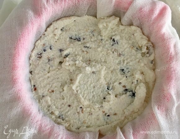 Внутрь положила творожную массу и укутала ее концами марли! Вот и все. Теперь под гнет в холодильник. У меня пасха вызревала двое суток.