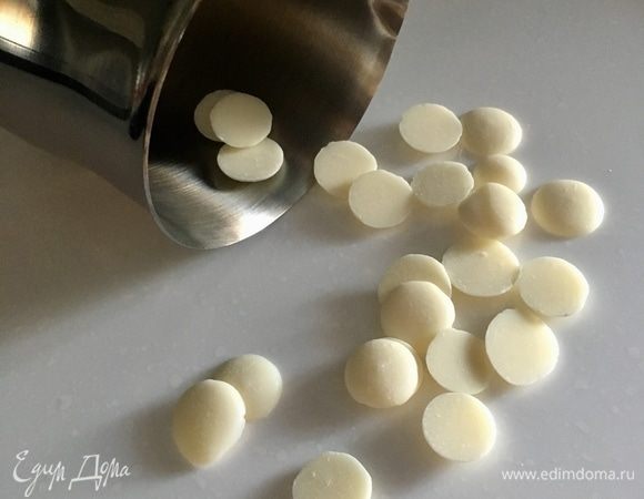 Утром я раскрыла марлю и перевернула пасху на тарелочку. А перед подачей сделала глазурь, растопив в ковшике белые шоколадные пуговицы со сливками.