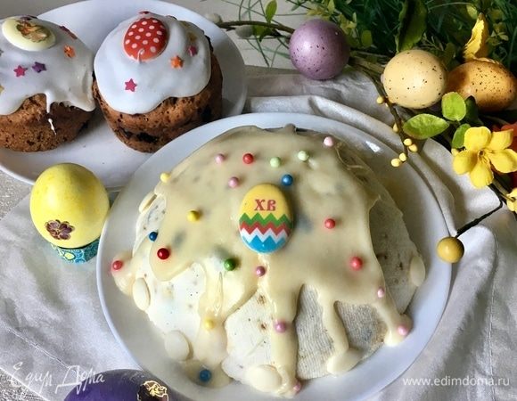 И вот моя вкуснейшая, нежнейшая, тающая во рту пасочка готова! Не судите строго, что сделана, может быть, она не по строгим пасхальным канонам, да и форма не соответствует требованиям, но пасха была сделана с большой любовью и страстным желанием, чтобы она получилась! А получилась она чудесной, шелковистой и кремовой! Угощайтесь и все вы, счастливых вам праздников!