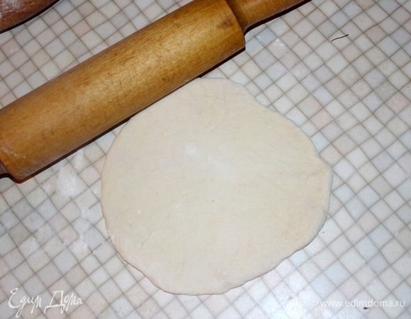 Раскатываем тесто небольшими кружками.