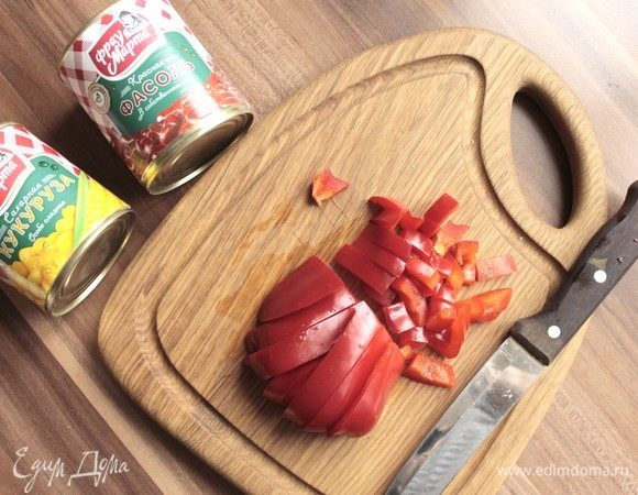 Нарезать перец квадратиками.