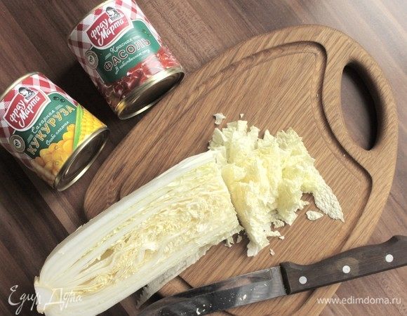 Салат порвать или нарезать.