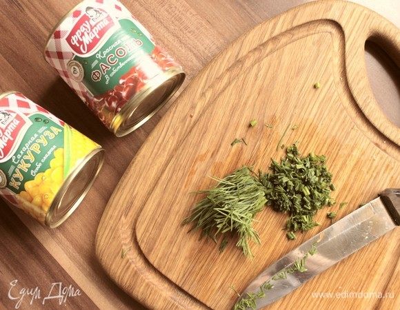 Нарезать зелень.