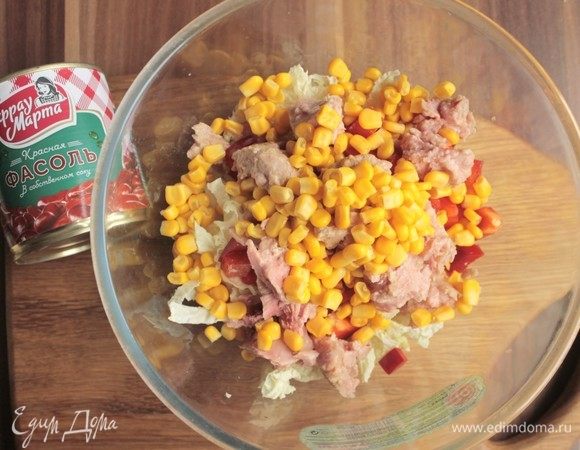 Затем кукурузу, без жидкости.