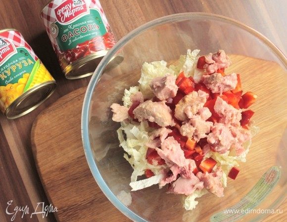 После разомнем вилкой тунца и добавим в салат.